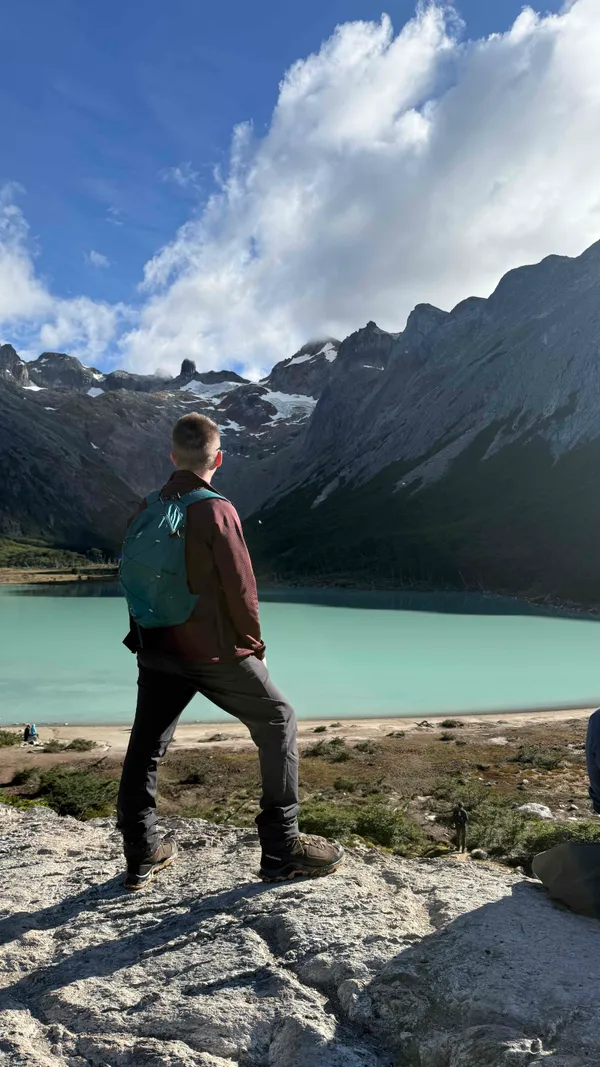 Backpacker enjoying Laguna Esmeralda mountain viewpoint