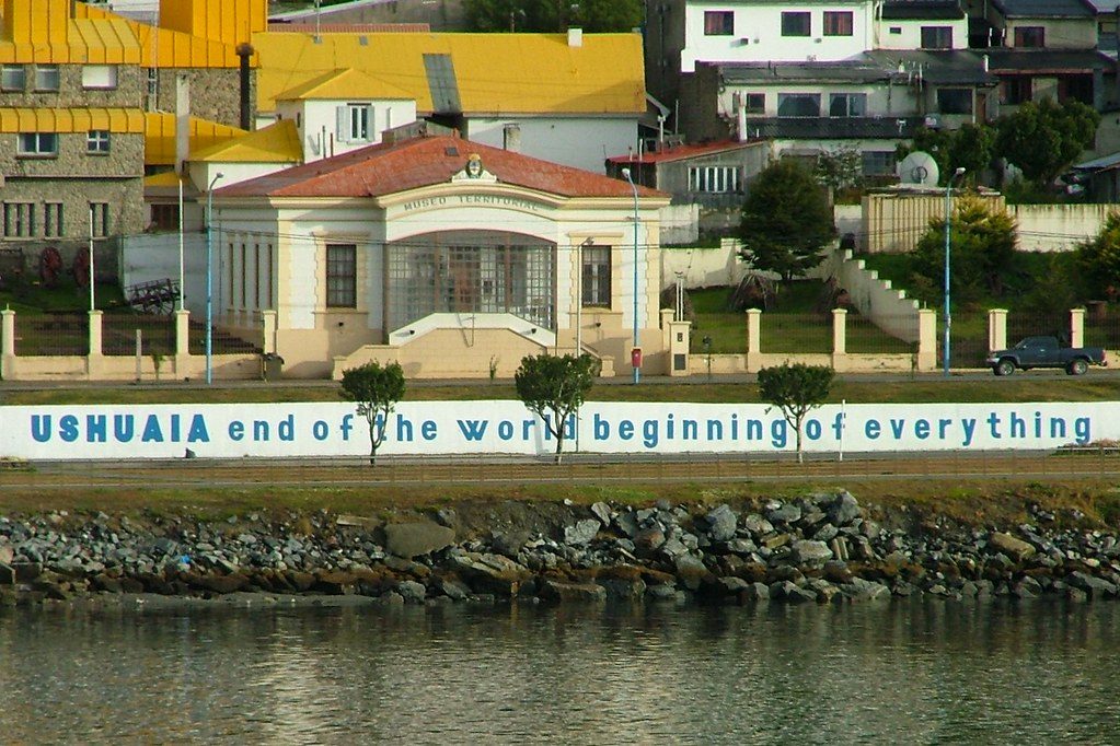 Стена Ushuaia end of the world beginning of everything у канала Бигля