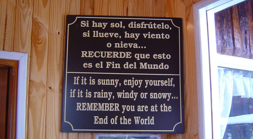 Деревянная табличка Fin del Mundo Si hay sol disfrutelo — End of the World, Ушуайя