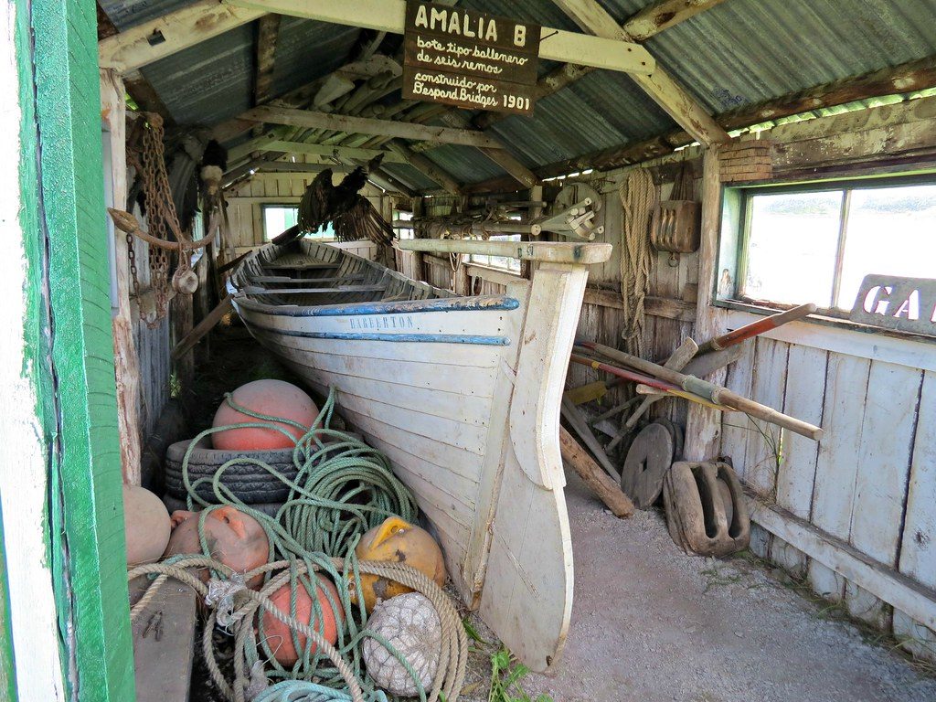 Историческая китобойная лодка Amalia 8 в сарае семьи Bridges, Estancia Harberton 1886