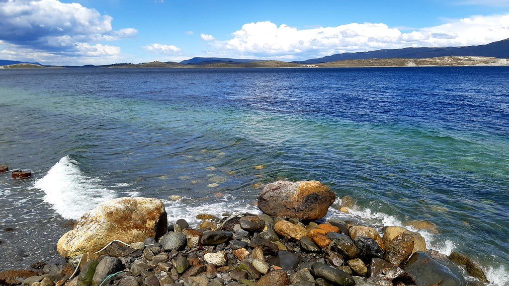 Канал Бигля у рыбацкой деревни Puerto Almanza с галечным пляжем и Огненной Землёй