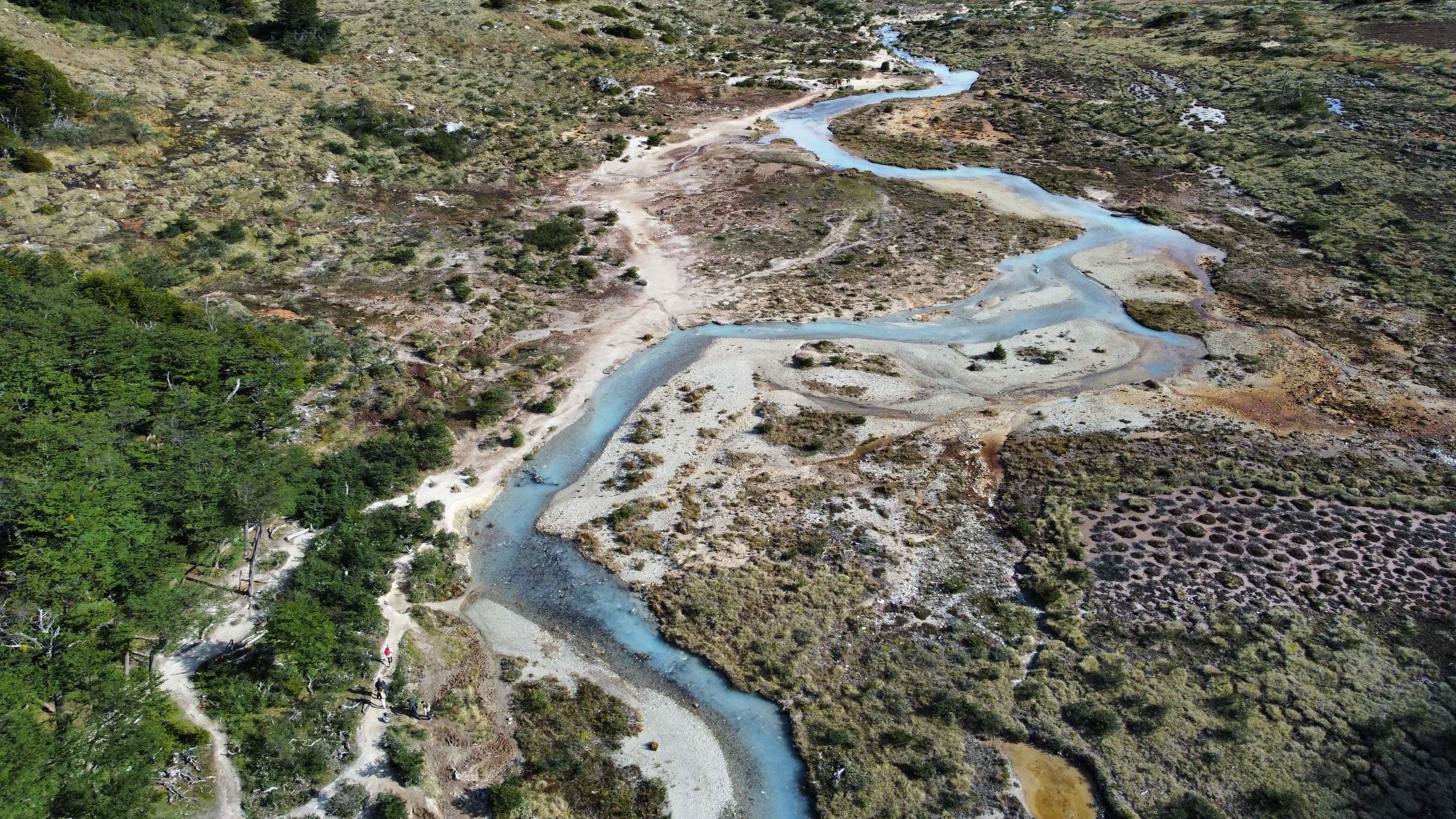 Turquoise Laguna Esmeralda from above, Patagonian mountains