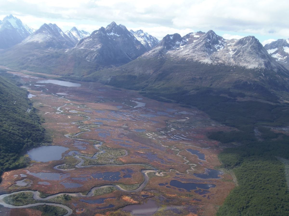 Долина Río Olivia с бобровыми лугами и Андами — вид из вертолёта над парком Tierra del Fuego