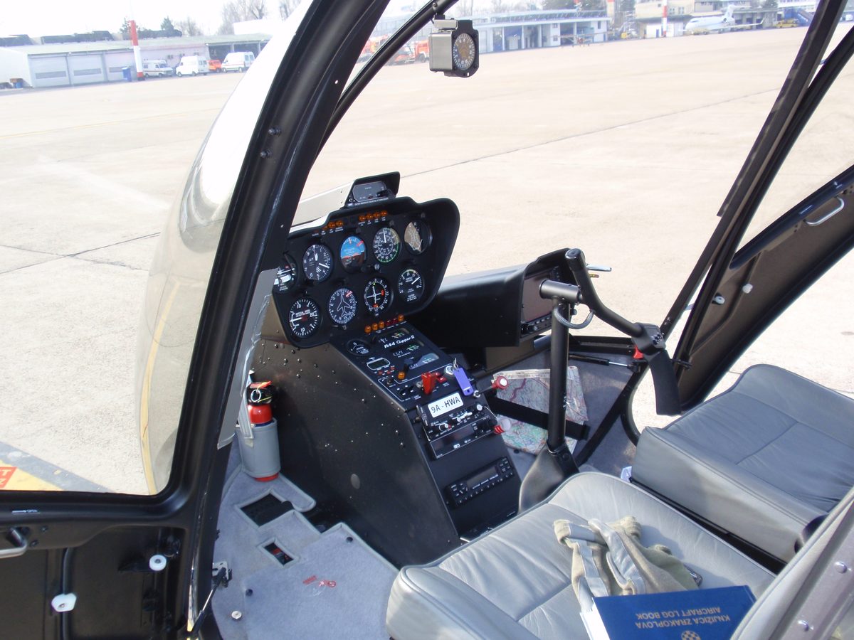 Кабина Robinson R44 крупно — приборная панель модели вертолёта тура HeliUshuaia