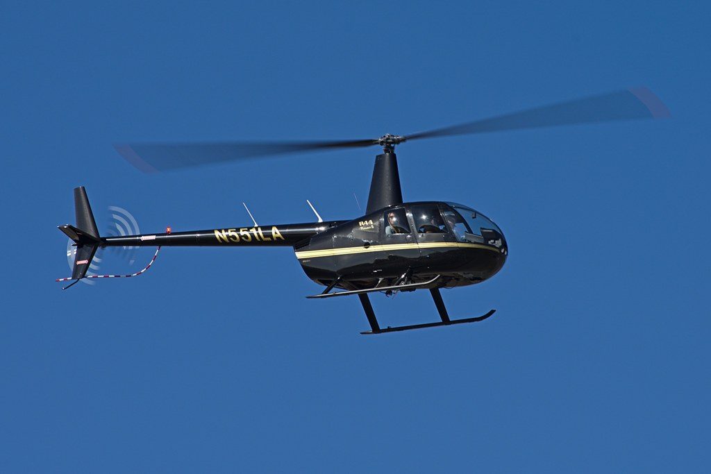 Robinson R44 в полёте с роторами — модель вертолёта используемая на туре над Ушуайей