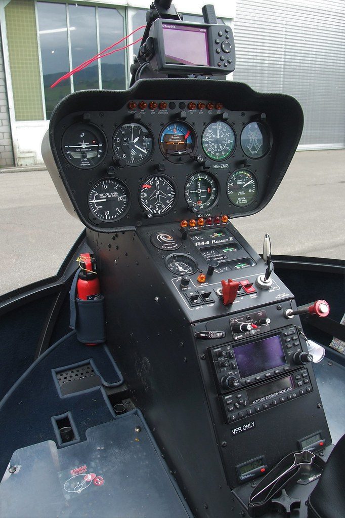 Приборная панель Robinson R44 Raven II — оборудование вертолётного тура