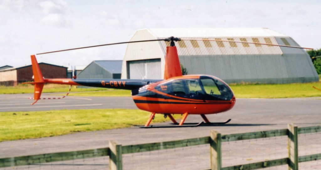 Robinson R44 на стоянке перед ангаром — модель вертолёта тура HeliUshuaia