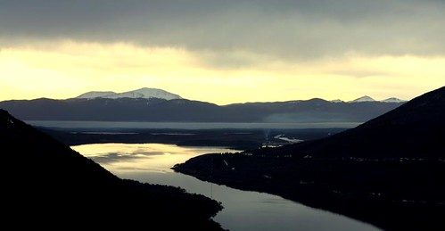 Закат над Lago Escondido с отражением гор, Tierra del Fuego возле Ушуайи