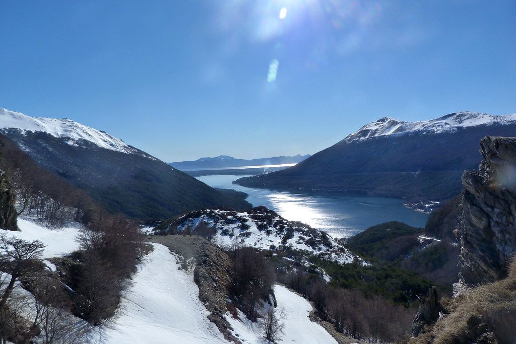 Lago Escondido между заснеженных гор по дороге Paso Garibaldi из Ушуайи