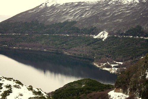 Заснеженная гора отражается в Lago Escondido — спокойное озеро возле Ушуайи