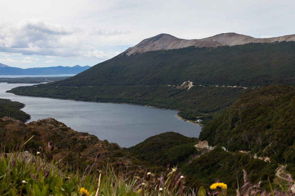 Летний вид с перевала Paso Garibaldi на Lago Escondido и горы Огненной Земли