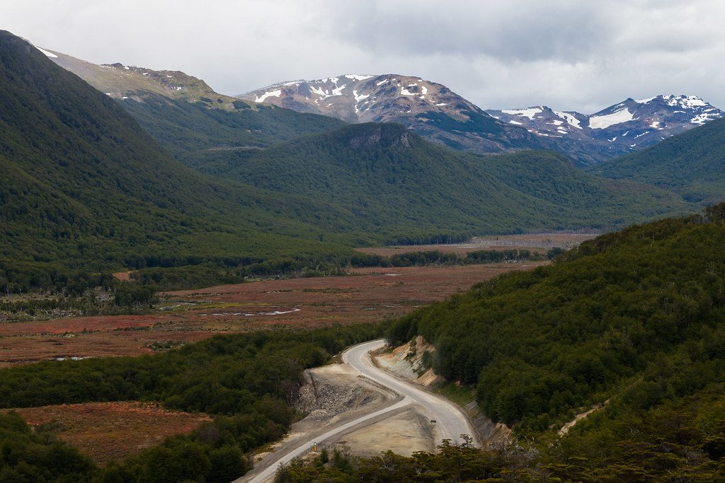 Долина Tierra del Fuego с грунтовой 4x4 дорогой через лес ленга к горам