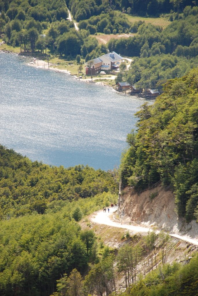 Hostería Petrel на берегу Lago Escondido — точка остановки 4x4 тура из Ушуайи