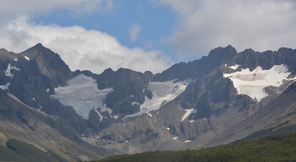 Зубчатые пики Glaciar Martial над Ушуайей с висячими ледниками