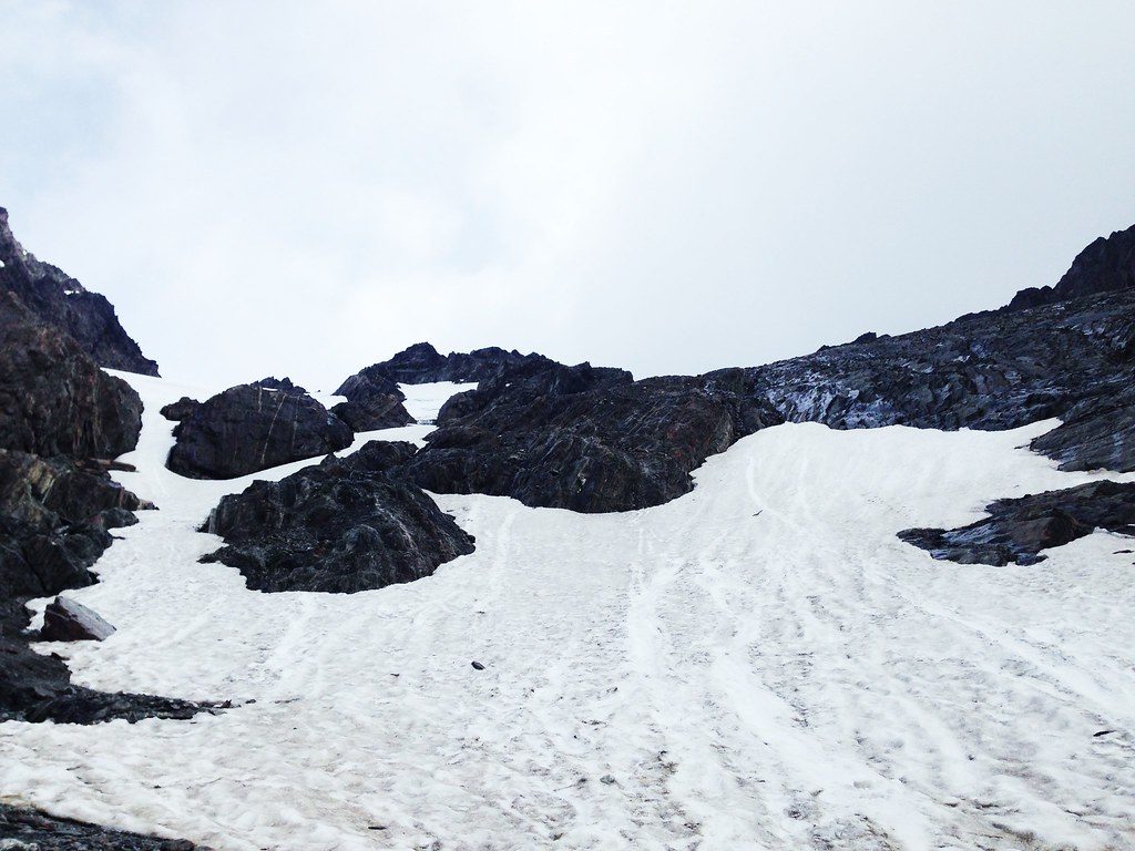 Снежно-каменный склон у вершины Glaciar Martial над Ушуайей, Tierra del Fuego