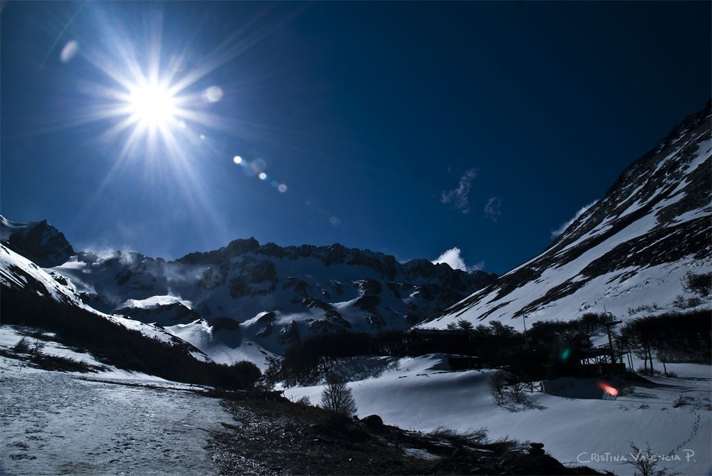 Солнце над снежной долиной Glaciar Martial со старой станцией aerosilla, Ушуайя