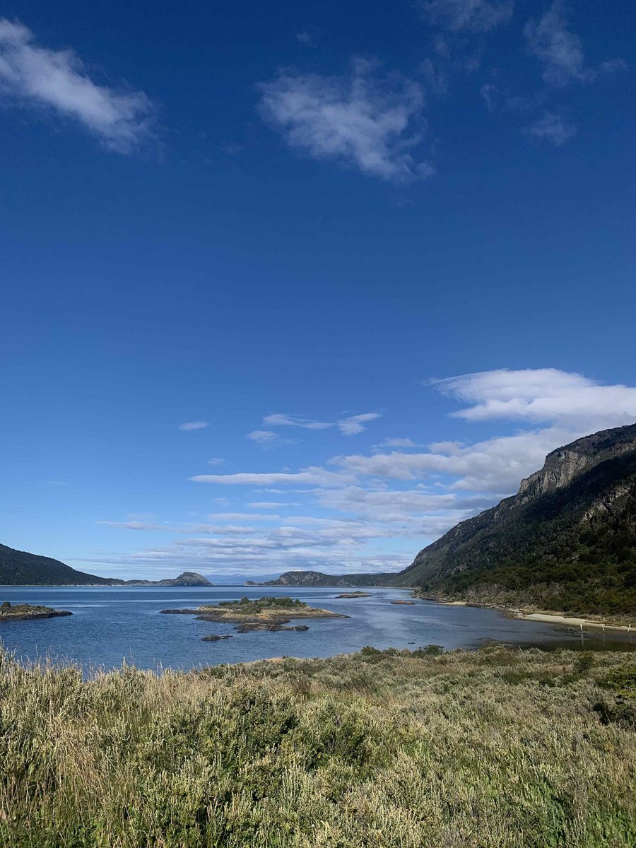 Субантарктическая бухта с островами и горами в парке Tierra del Fuego, Ушуайя
