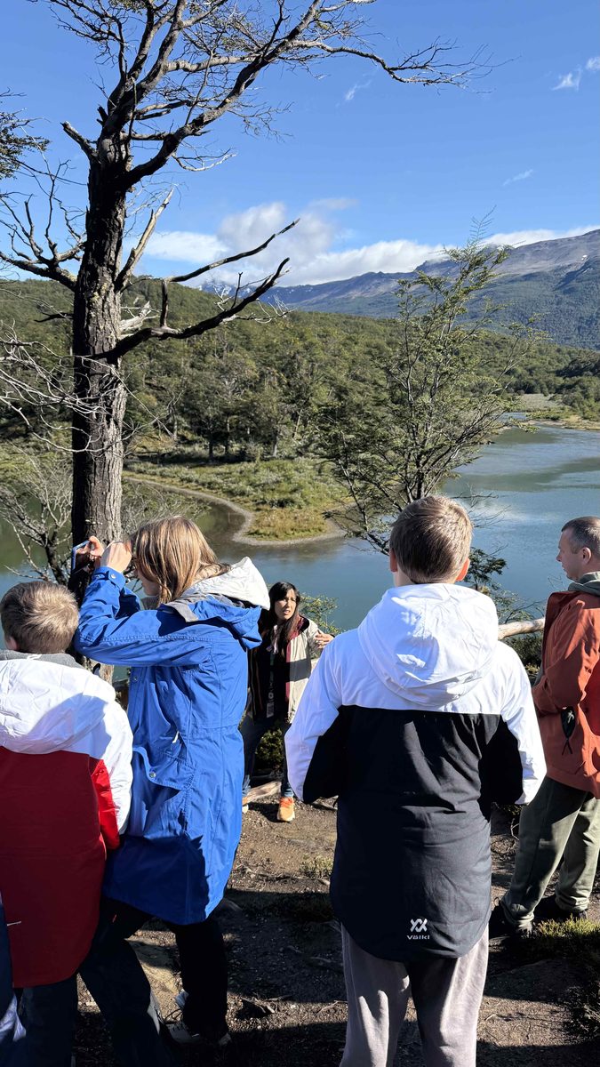 Русскоязычный гид рассказывает туристам о парке Tierra del Fuego на смотровой над озером