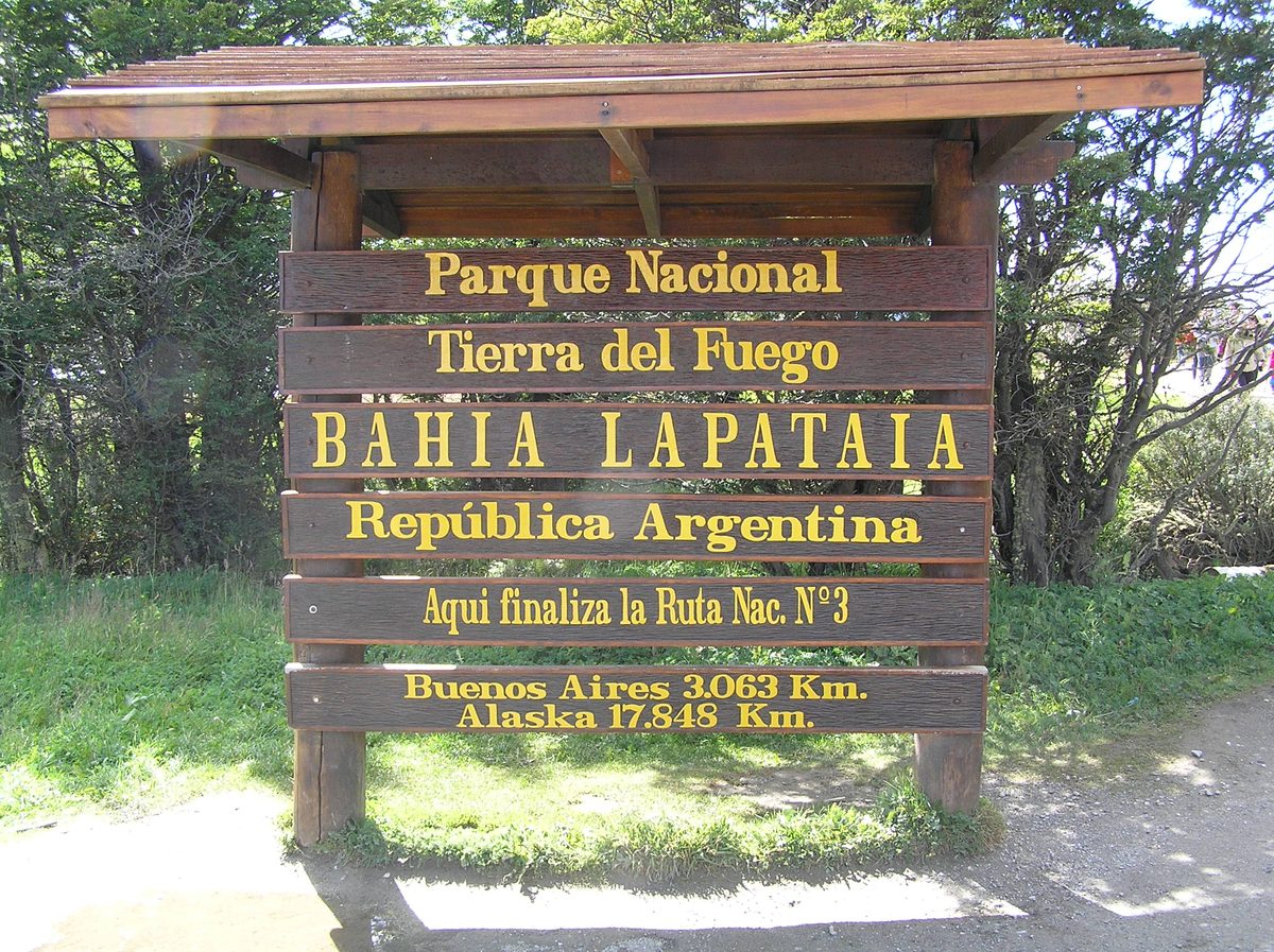Знак Bahia Lapataia в нацпарке Tierra del Fuego — конец Ruta 3, Буэнос-Айрес 3063 км, Аляска 17848