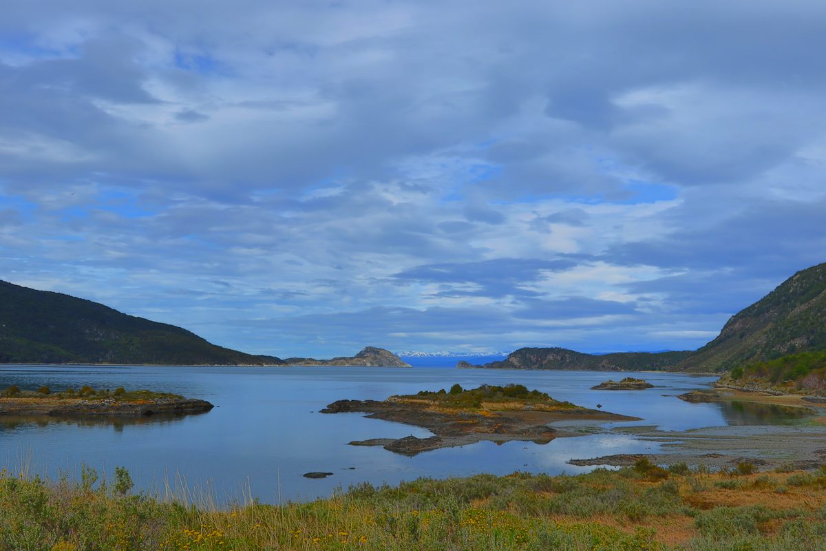 Бухта Лапатайя с островками и отливом, парк Tierra del Fuego — самая южная гавань Аргентины