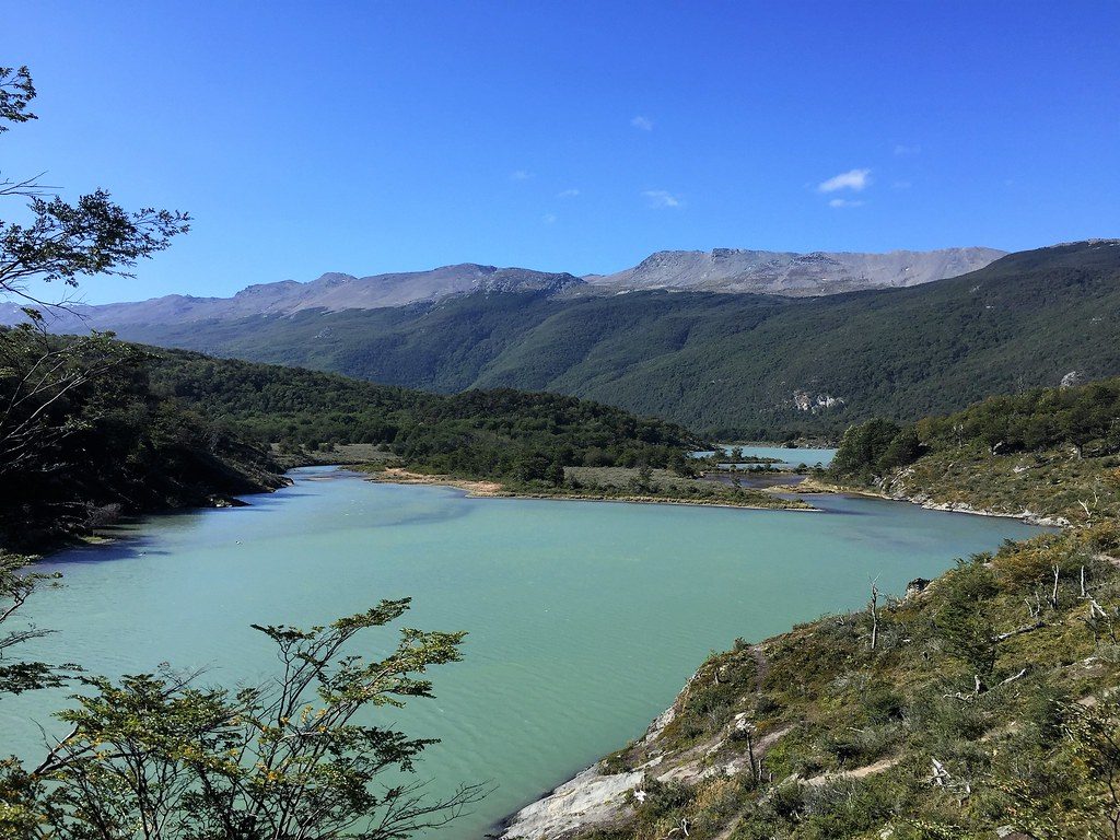 Бирюзовое озеро Lago Acigami (бывшее Roca) с горным хребтом, парк Tierra del Fuego