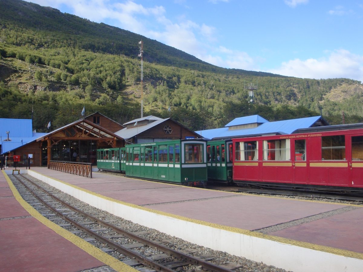 Станция Estación Fin del Mundo с поездом на платформе у парка Tierra del Fuego