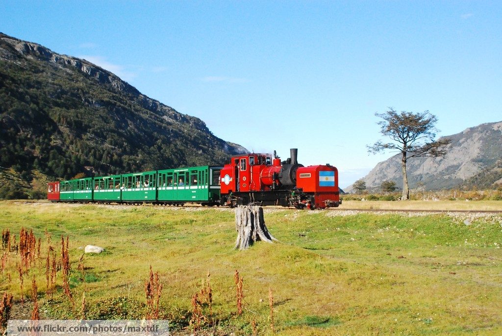 Tren del Fin del Mundo — паровоз с зелёными вагонами едет через поле парка Tierra del Fuego