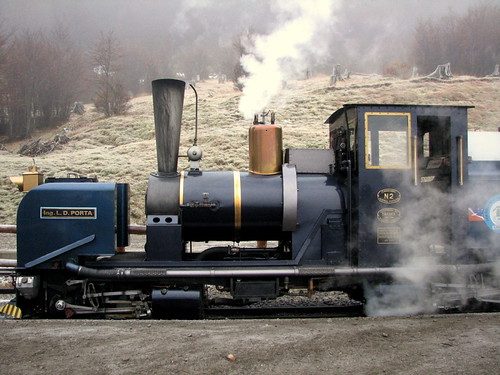 Паровоз Camila Tren del Fin del Mundo крупно — детали инженера L.D. Porta