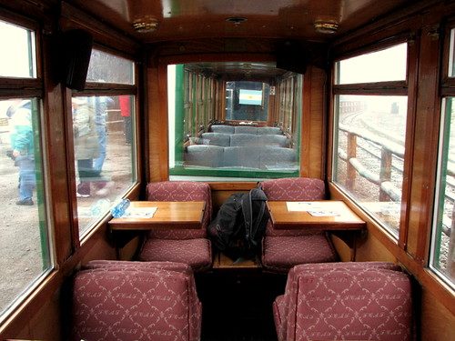 Интерьер пассажирского вагона Tren del Fin del Mundo с креслами и столиками