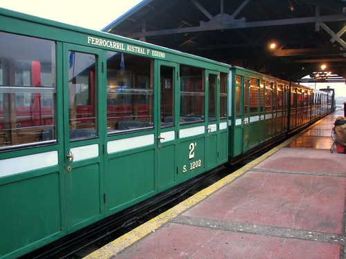 Зелёные деревянные вагоны 2-го класса Ferrocarril Austral Fueguino на платформе