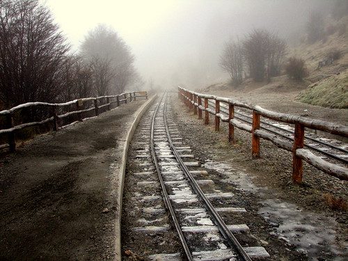 Узкоколейные пути Tren del Fin del Mundo зимой со снегом и туманом, Tierra del Fuego